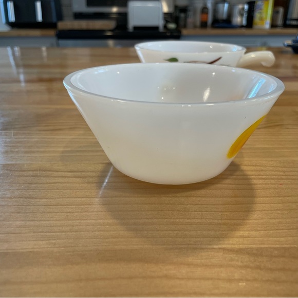 Two vintage fire king bowls with peach design. 8 ounce bowls with handles - Picture 3 of 8